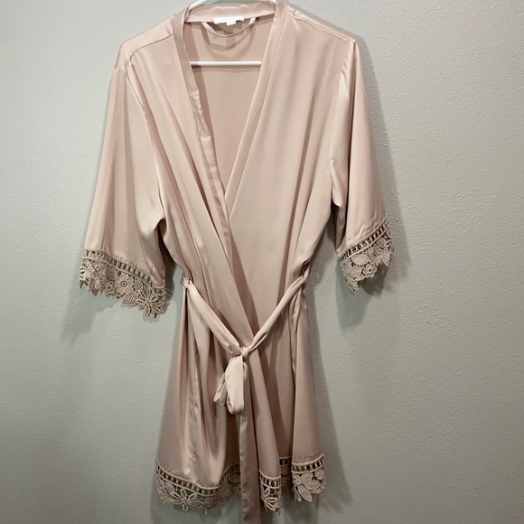 Le‎ Rose LAUREN LACE SATIN ROBE in soft pink - Picture 2 of 7